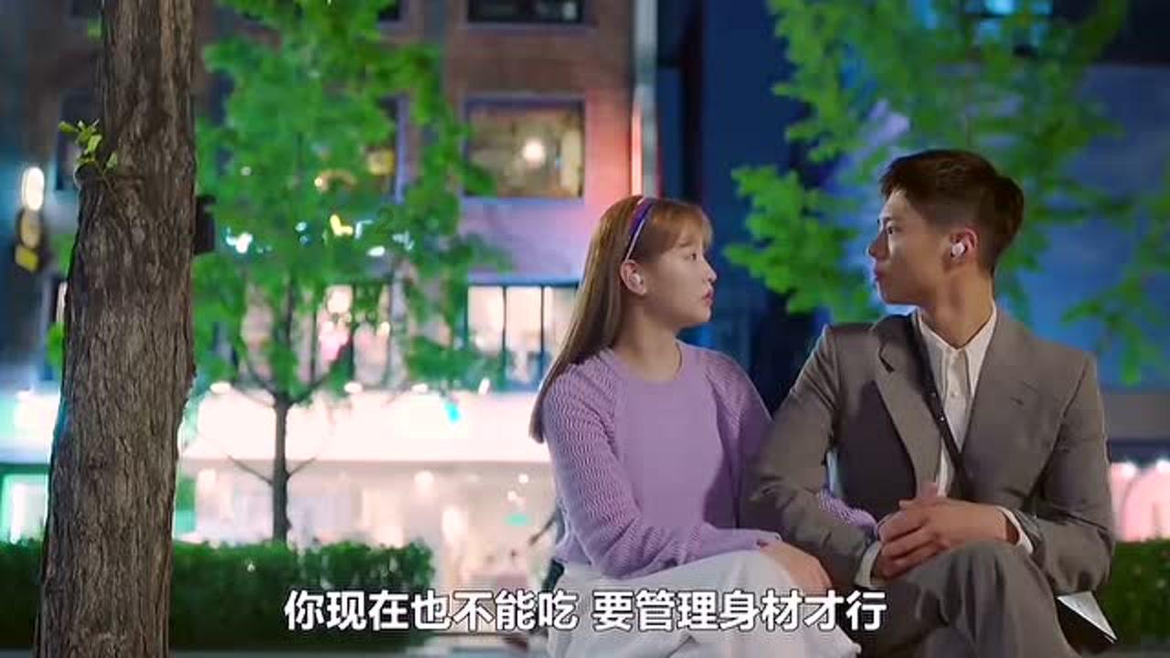 张天爱无眼影中式眼妆搭配旗袍韵味十足，举手投足尽显妩媚风情！