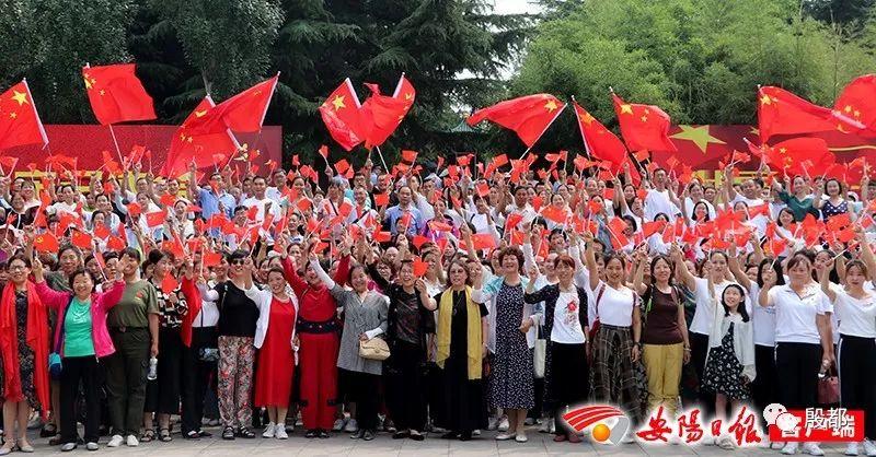 人间水蜜桃程潇，长腿嫩足吸睛无数，内外兼修展现“发育过猛”的魅力风采
